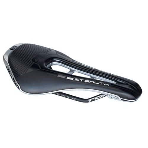 En detaljerad bild av en svart Pro Stealth LTD cykelsadel, perfekt för landsvägscykling. Fokuserar på sadelns design och aerodynamiska egenskaper i bra ljus.