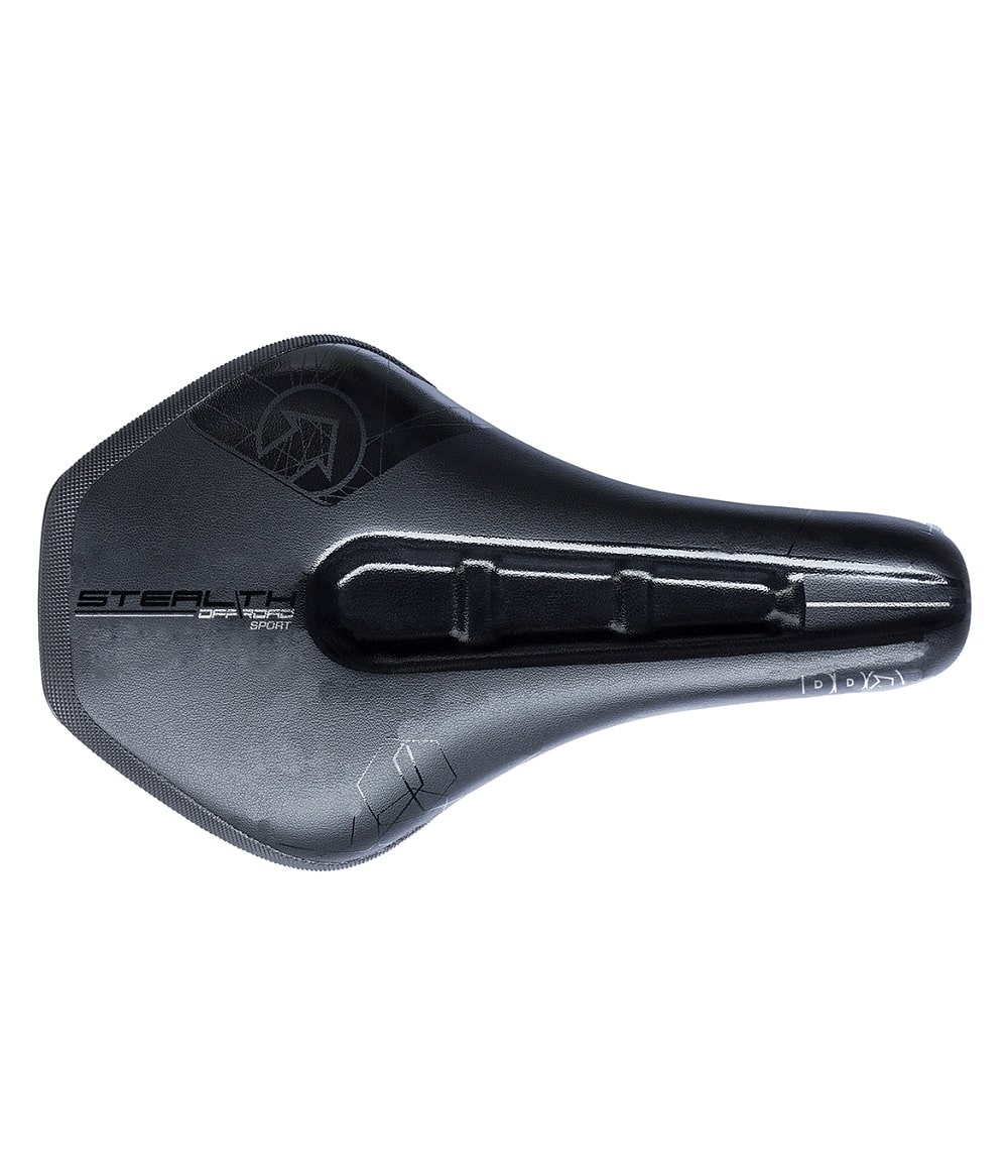 Stealth-Offroad-sport.jpg Närbild på en svart Pro Stealth offroad Sport cykelsadel, sedd från ovan mot en vit bakgrund. Detaljerade texturer och mönster framhävs i bildens ljussättning.