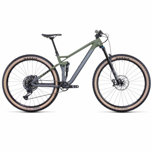 MTB 29" Cube Stereo 120 HPC TM 29" är en heldämpad mountainbike med grön och svart ram, svart styre, skivbromsar, stora Maxxis-däck med bruna sidoväggar och 1x-drivlina, visad i sidoprofil mot en vit bakgrund.