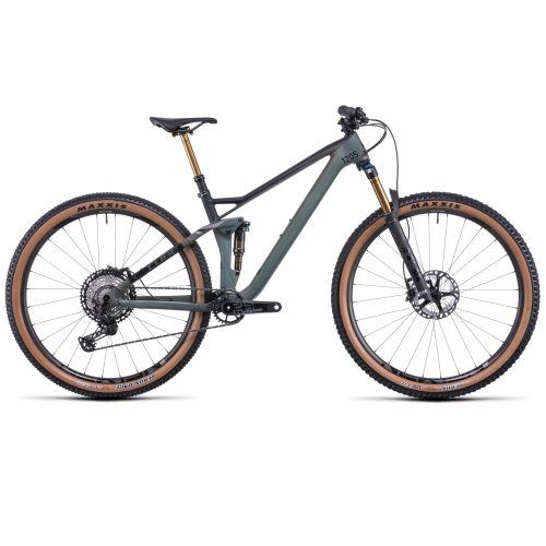 MTB 29" Cube Stereo 120 HPC SLT 29" är en fullfjädrad mountainbike med en matt mörk ram, stora knubbiga däck med solbrun sidovägg, platt styre, skivbromsar och fjädring fram och bak som visas i sidoprofil.