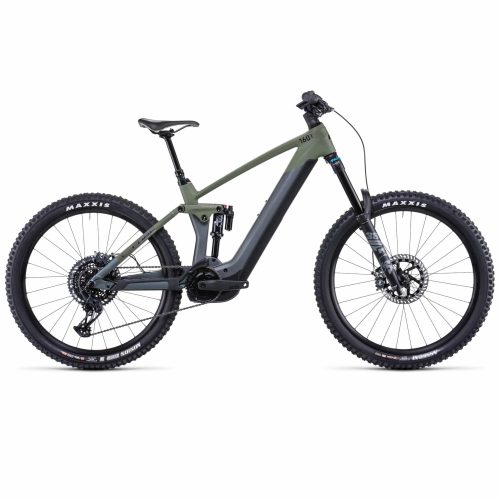 Cube Stereo Hybrid 160 HPC TM 750 27,5" 2022 är en modern eldriven mountainbike med en matt olivgrön ram, svarta komponenter och tjocka Maxxis-däck, som visas i profil mot en vit bakgrund.