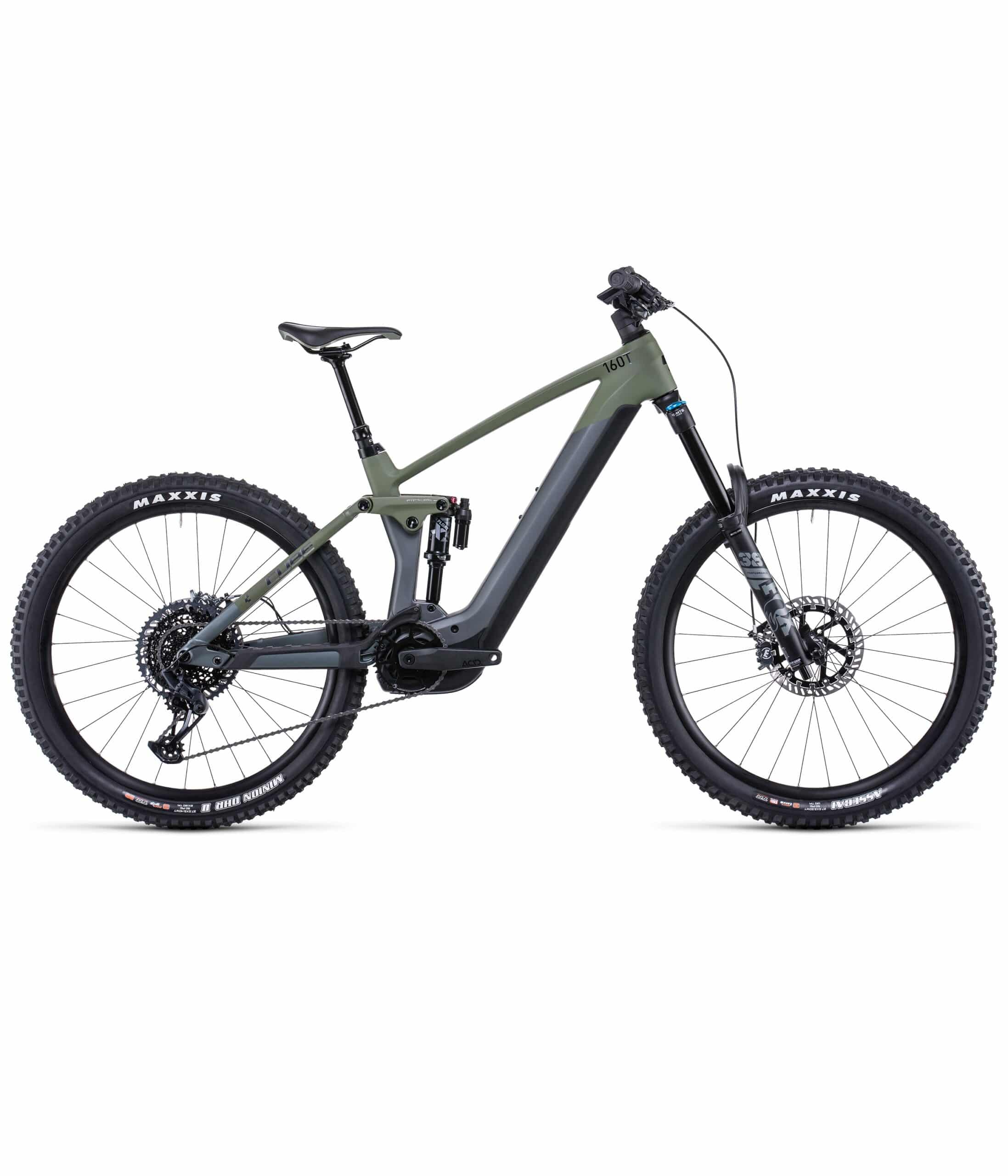 Stereo-hybrid-160-hpc-TM-22-scaled-1.jpg Cube Stereo Hybrid 160 HPC TM 750 27,5" 2022 är en modern eldriven mountainbike med en matt olivgrön ram, svarta komponenter och tjocka Maxxis-däck, som visas i profil mot en vit bakgrund.