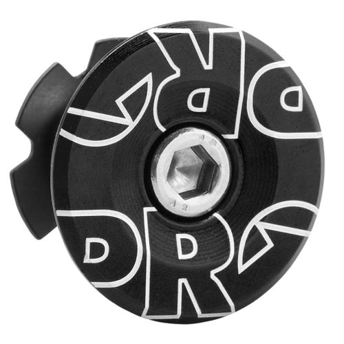 Svart Pro GapCap aluminium A-head expander, detaljerat med silverfärgad sexkantsbult i mitten och vit "PRO" logotyp. Skarp belysning framhäver produktens textur och design.