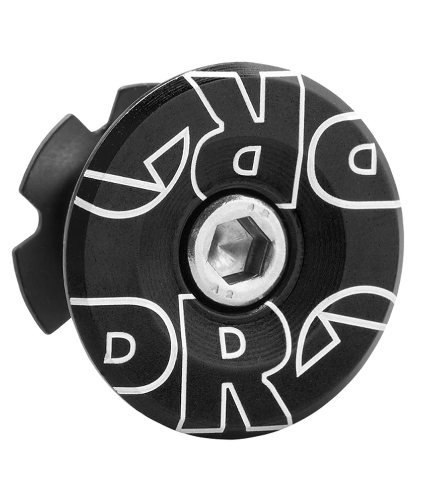 Styrlagerstjarna-1-1-8-Svart.jpg Svart Pro GapCap aluminium A-head expander, detaljerat med silverfärgad sexkantsbult i mitten och vit "PRO" logotyp. Skarp belysning framhäver produktens textur och design.