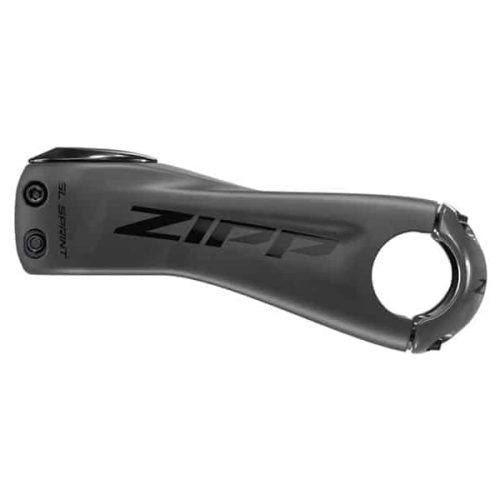Detaljerad bild av en ZIPP SL Sprint Carbon styrstam. Stammen är mörkgrå med ZIPP logotypen tydligt framträdande. Belysningen framhäver kolfiberstrukturen och de precisa formerna.