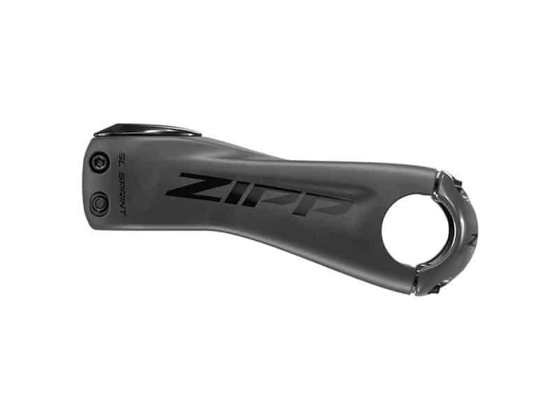 Styrstam-zipp-sl-sprint.jpg Detaljerad bild av en ZIPP SL Sprint Carbon styrstam. Stammen är mörkgrå med ZIPP logotypen tydligt framträdande. Belysningen framhäver kolfiberstrukturen och de precisa formerna.