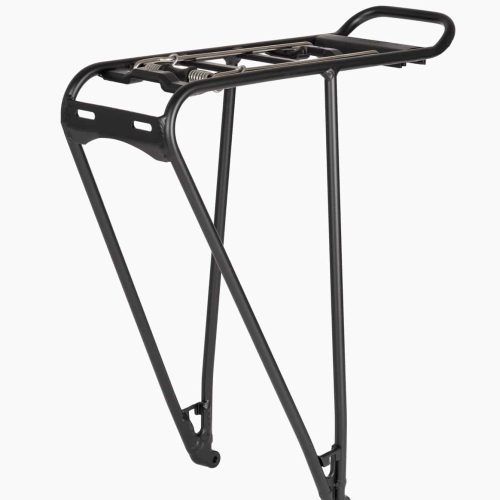 Svart Atran Velo Tour Lite 28" pakethållare mot en ljus bakgrund. Detaljrikedom i den smidda konstruktionen och fjäderklämman framhävs av den mjuka belysningen.