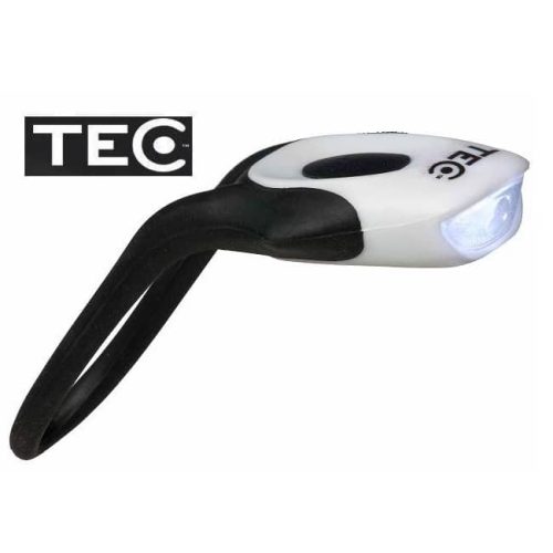 En kompakt, vit och svart Framlampa Tec Rana 1-lysdiod LED-lampa med en flexibel fästögla visas upplyst, med TEC-logotypen synlig i bakgrunden.
