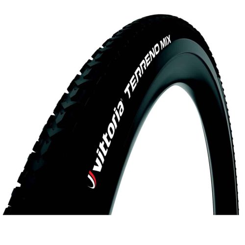 Närbild av ett Vittoria Terreno Mix CX-däck, 33-622 mm, i svart. Däcket visar tydligt mönstret och varumärket mot en ljus bakgrund, presenterat i ett studiofotograferingsläge.