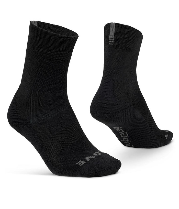 Thermal-vinter.jpg Ett par svarta GripGrab Thermolite Winter SL-atletstrumpor med mellanlår mot en vit bakgrund