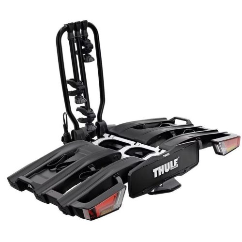 Cykelhållare Thule EasyFold XT 3 är en svart bakmonterad cykelhållare för fordon, med två uppsättningar hjulhållare, vertikala stödarmar och integrerade bakljus.