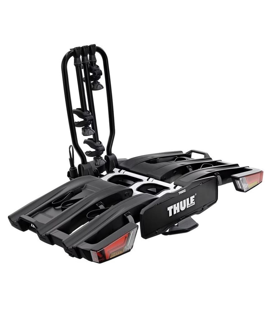 Thule-Easy-Fold-XT-3-1.jpg Cykelhållare Thule EasyFold XT 3 är en svart bakmonterad cykelhållare för fordon, med två uppsättningar hjulhållare, vertikala stödarmar och integrerade bakljus.