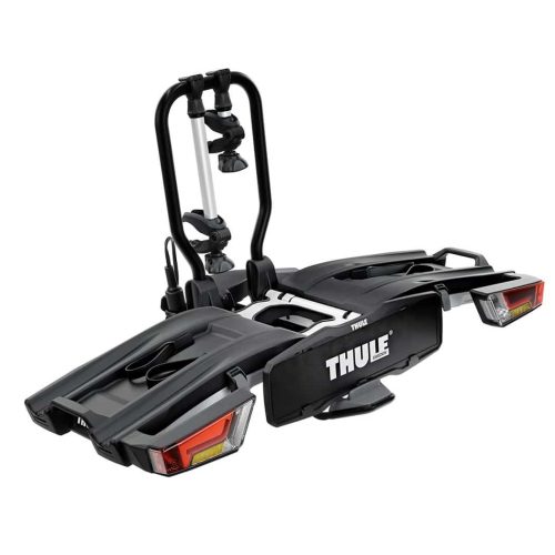 Thule EasyFold XT 2 är en svart dragkroksmonterad cykelhållare med reflexer och bakljus, utformad för att transportera cyklar på fordonets baksida. Det har robusta ramar och Thule-logotypen på sidan.