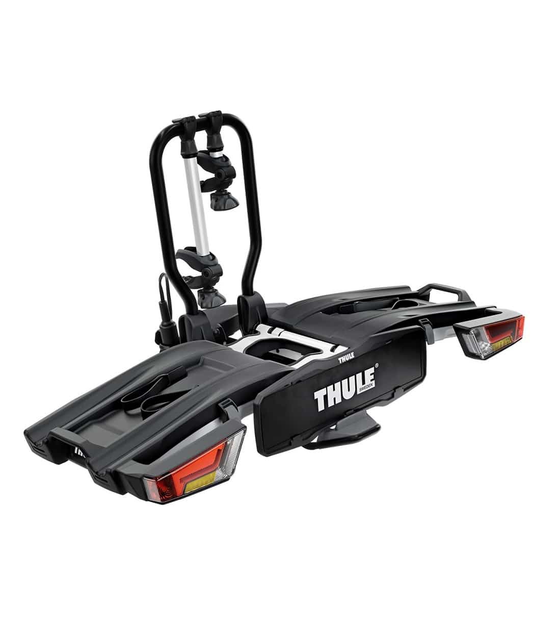 Thule-Easyfold-XT-2-1.jpg Thule EasyFold XT 2 är en svart dragkroksmonterad cykelhållare med reflexer och bakljus, utformad för att transportera cyklar på fordonets baksida. Det har robusta ramar och Thule-logotypen på sidan.