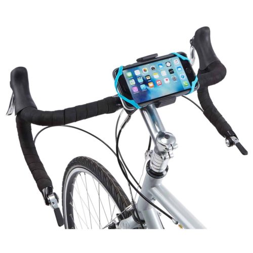 Närbild av en Thule Smartphone Bike Mount-telefonhållare monterad på en silverfärgad cykel. En iPhone sitter säkert fast med ett turkost gummiband. Fokus ligger på telefonen och hållaren.