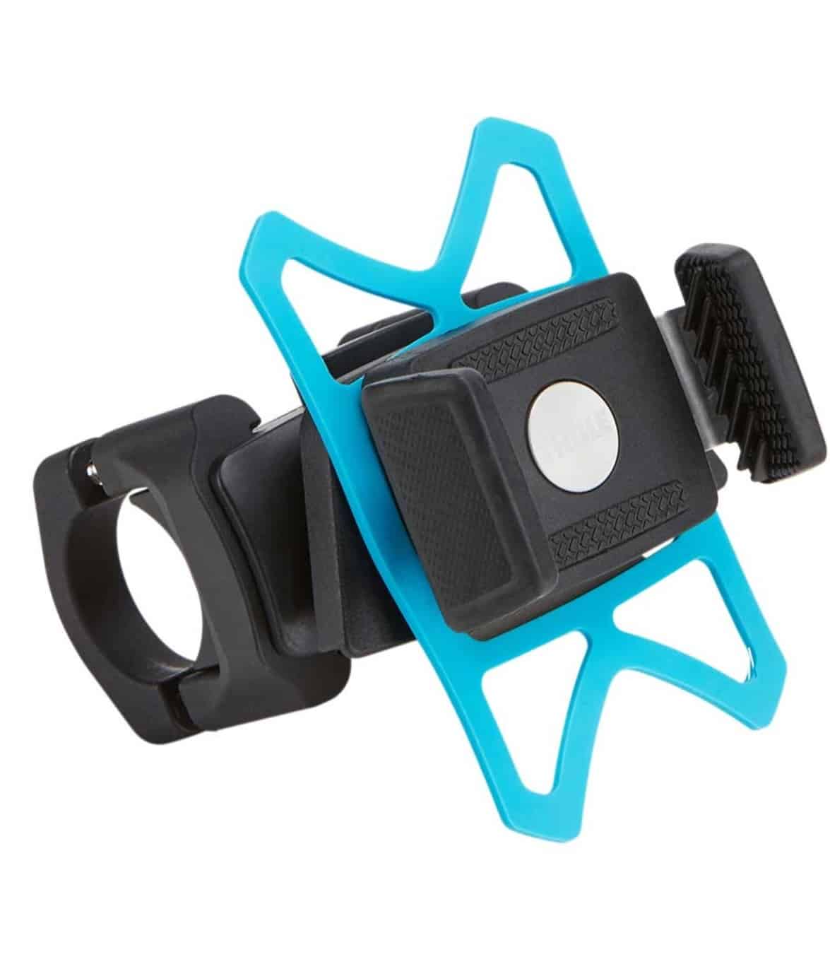 Thule-Smartphone-bikemount.jpg Telefonhållare Thule Smartphone Bike Mount är en svart och blå justerbar telefonhållare med klämfäste, flexibel silikonrem och texturerad greppyta, utformad för styren eller liknande ytor.