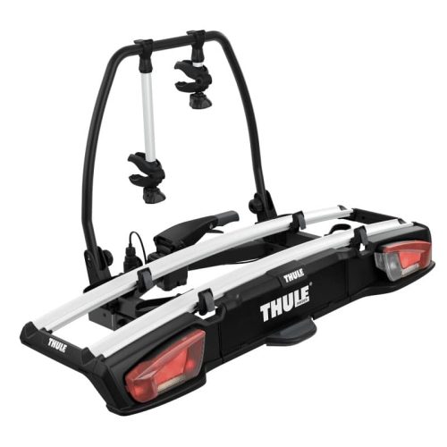 Cykelhållare Thule VeloSpace XT 2 är en svart och silverfärgad cykelhållare med integrerade bakljus och cykelfästen, avsedd för fastsättning på fordon. Thule-logotypen finns på sidan och baksidan av pakethållaren.