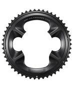 Ett svart Shimano Ultegra FC-R8100 kedjehjul med distinkta tandningar och den ikoniska Ultegra-logotypen. Metallisk lyster framhäver dess komplexa konstruktion under stark belysning.
