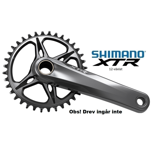 En detaljerad bild av ett Shimano XTR FC-M9120 Boost 1x12 vevparti mot en ljus bakgrund, med fokus på kedjekransens intrikata design och den eleganta grå finishen. 'Obs! Drev ingår inte' är synligt.