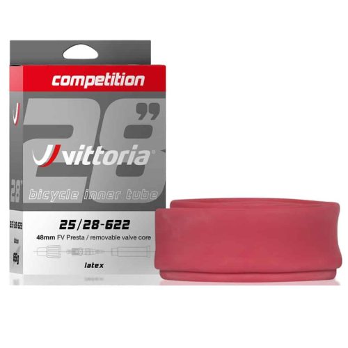 En detaljerad bild av ett Vittoria Competition cykeldäck i latex, förpackat i en låda bredvid den rullade produkten. Stark belysning framhäver produktdetaljer, vilket skapar en ren och informativ bild.