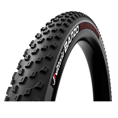 Detaljerat däck för mountainbike, Vittoria Barzo, visas i närbild. Markant mönster och tydliga logotyper framhävs av studioljuset, perfekt för presentation av däckets egenskaper.