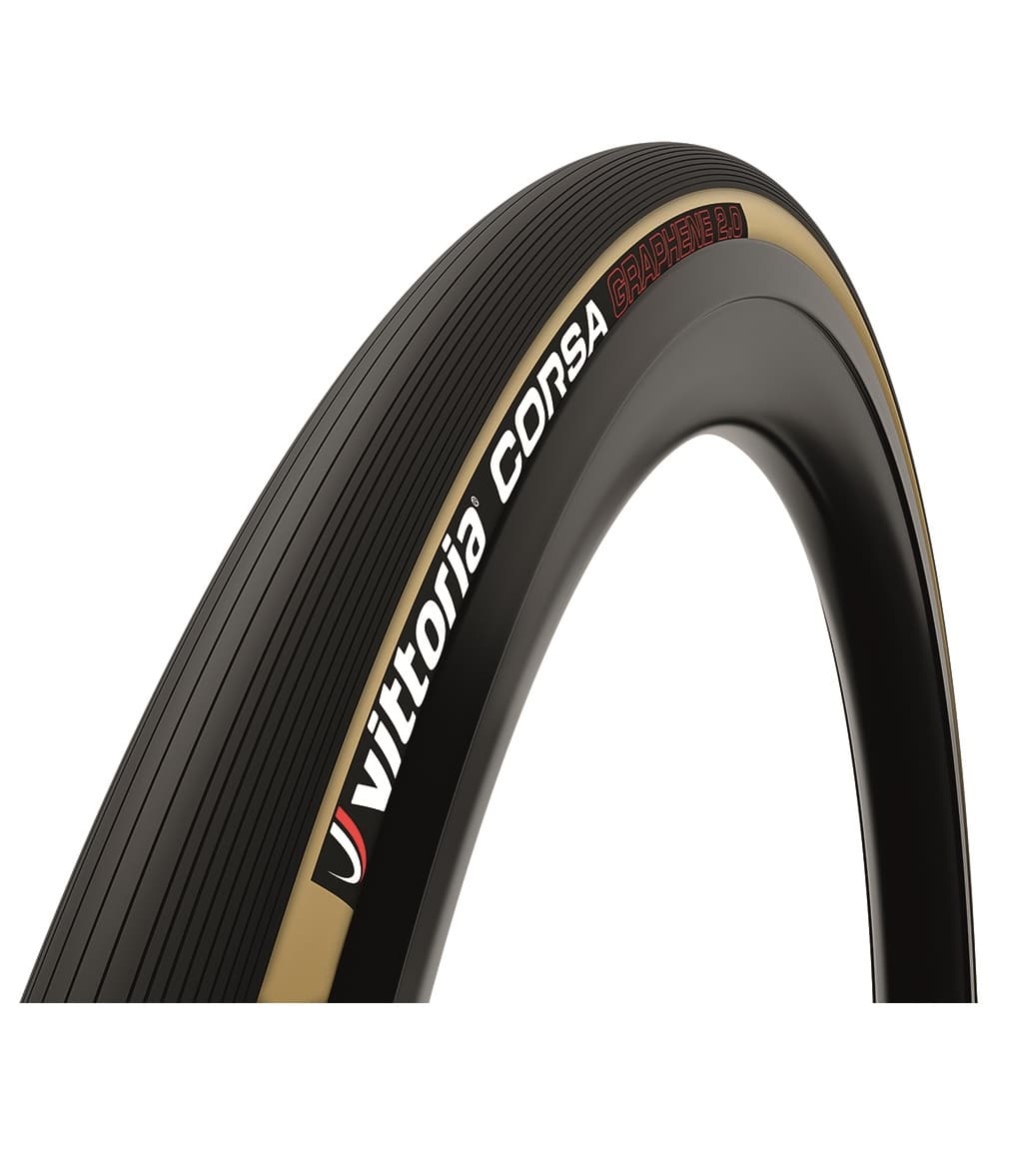 Vittoria-Corsa-Para-svart.jpg Ett Vittoria Corsa G2.0 clincher racerdäck i brun nyans, monterat på en fälg. Däcket är väl belyst, vilket framhäver detaljerna i mönstret och däcksidorna med märkningen "Vittoria Corsa".