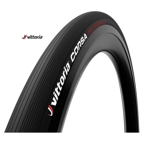 En närbild av Racerdäck Vittoria Corsa G2.0 clincher 23/25/28-622 mm Svart cykeldäck, som visar den vita och röda varumärkeslogotypen och namnet på svart, med ett fint parallellt slitbanemönster.