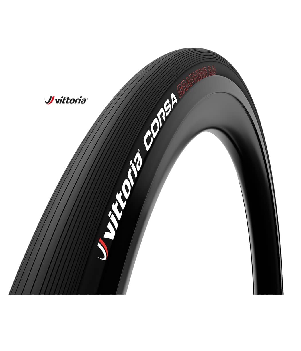 Vittoria-Corsa-Svart-094.jpg En närbild av Racerdäck Vittoria Corsa G2.0 clincher 23/25/28-622 mm Svart cykeldäck, som visar den vita och röda varumärkeslogotypen och namnet på svart, med ett fint parallellt slitbanemönster.