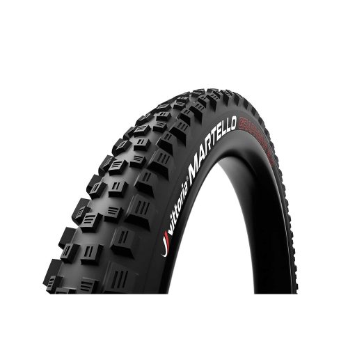 Närbild av Vittoria Martello TLR G2 27.5 x 2.35" MTB-däck i svart, med framträdande mönster och röd text. Däcket visas monterat på en fälg, isolerat mot en vit bakgrund.