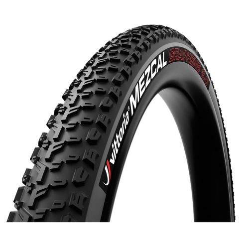 Närbild på ett 29-tums Vittoria Mezcal MTB-däck med grå/svarta detaljer. Däcket har ett tydligt mönster och texten "vittoria MEZCAL GRAPHENE 2.0" syns tydligt mot en vit bakgrund.