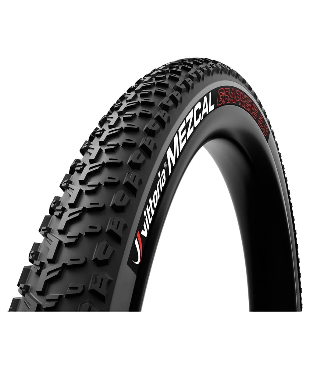 Vittoria-Meszca-3-svart.jpg Närbild på ett 29-tums Vittoria Mezcal MTB-däck med grå/svarta detaljer. Däcket har ett tydligt mönster och texten "vittoria MEZCAL GRAPHENE 2.0" syns tydligt mot en vit bakgrund.