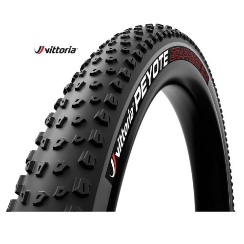 Närbild av ett Vittoria Peyote MTB-däck i svart och grått. Däcket är väl belyst och detaljerat, vilket framhäver mönstret och texten "Vittoria PEYOTE GRAPHENE 2.0".