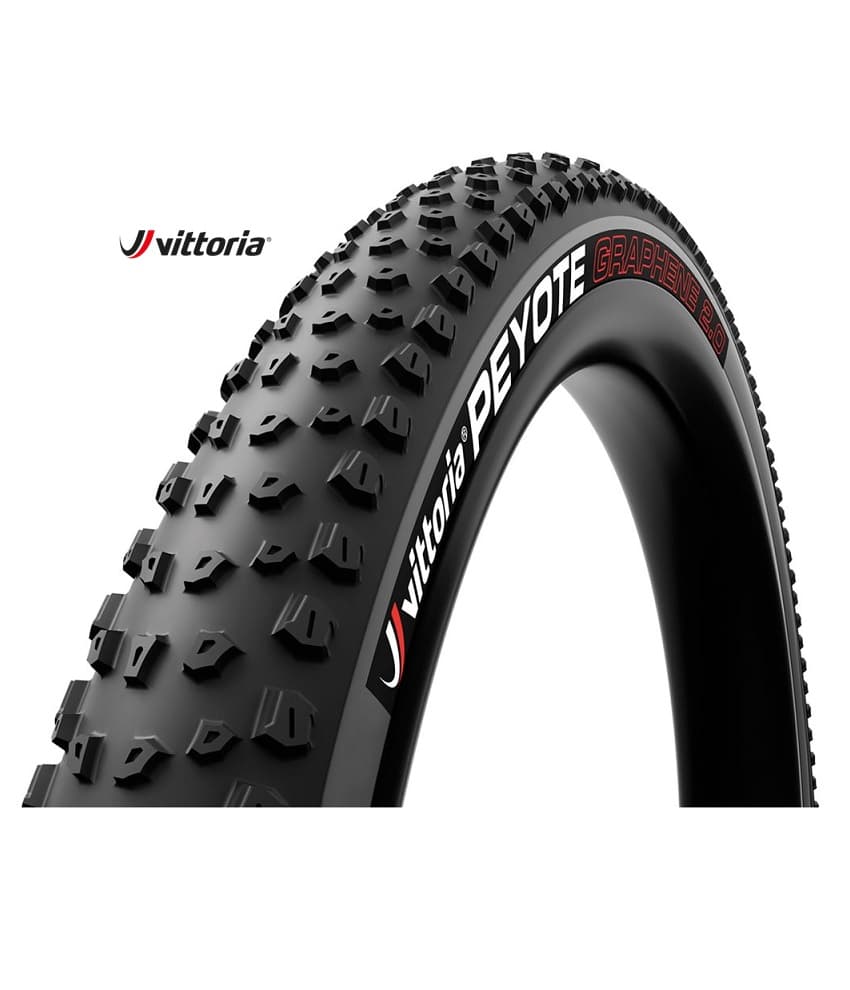 Vittoria-Peyote-XC-235.jpg Närbild av ett Vittoria Peyote MTB-däck i svart och grått. Däcket är väl belyst och detaljerat, vilket framhäver mönstret och texten "Vittoria PEYOTE GRAPHENE 2.0".