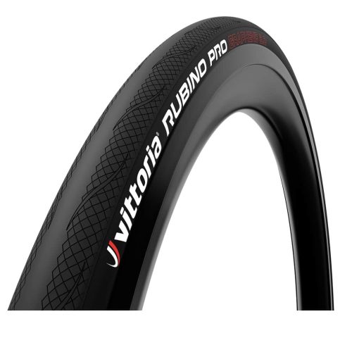 Svart Vittoria Rubino Pro G 2.0 racerdäck monterat på fälg, fokus på däckmönster och varumärkeslogotyp. Jämn belysning framhäver detaljer och textur.