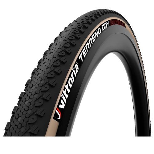 Närbild av ett Vittoria Terreno Dry TLR däck monterat på en fälg. Däcket har en brun sidovägg och ett svart mönster. Texten "Vittoria TERRENO DRY" syns tydligt.