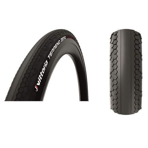 Svarta Vittoria Terreno Zero graveldäck i 37/40-622 mm, väl belysta för att framhäva det unika hexagonala mönstret som ger bra grepp och komfort på grusvägar.