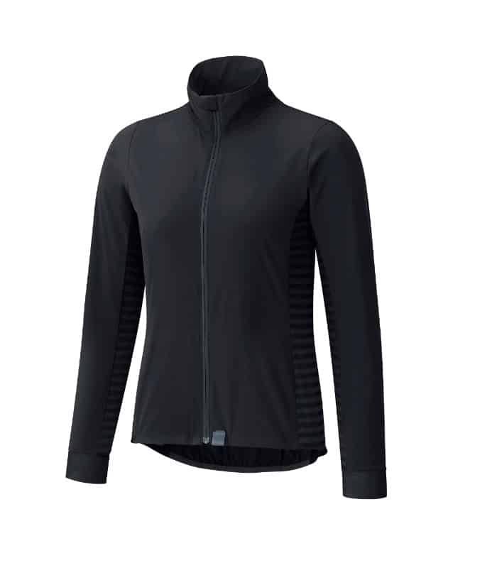 WBPS-SS11W.jpg Shimano Sumire Windbreak Jacket är en svart, långärmad sportjacka med hög krage, hel dragkedja fram och subtila ribbade detaljer på sidorna, mot en vit bakgrund.