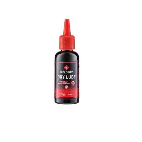 Weldtite Dry Lube kedjeolja i en svart flaska med röd kork och etikett. Flaskan står mot en vit bakgrund. Ljuset är jämnt och framhäver produktens detaljer.