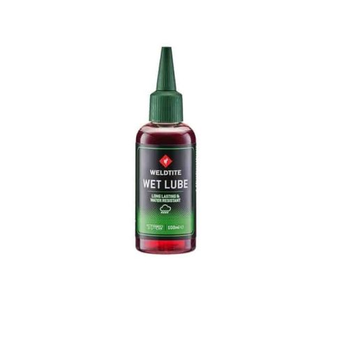 En flaska Weldtite Wet Lube kedjeolja, 100 ml, med grön kork och rödaktig olja. Etiketten framhäver produktnamnet och dess vattenresistenta egenskaper under jämn belysning.