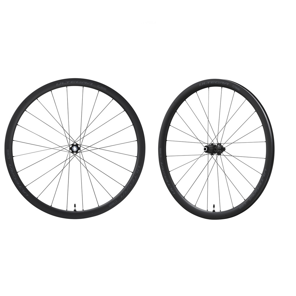 WH-R8170-C36-TL-Par Två kolfiber Shimano Ultegra WH-R8170-C36 hjul, fram och bak, med skivbroms, avbildade i ett studioformat. Fokus på detaljer och ljussättning som framhäver kolfiberns textur och hjulens aerodynamiska design.