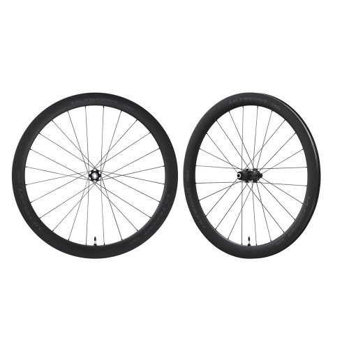 Två svarta Shimano Ultegra WH-R8170-C50 hjul i kolfiber för racer- eller tävlingscyklar. Skarp fokus och ljusa toner framhäver detaljer och material
