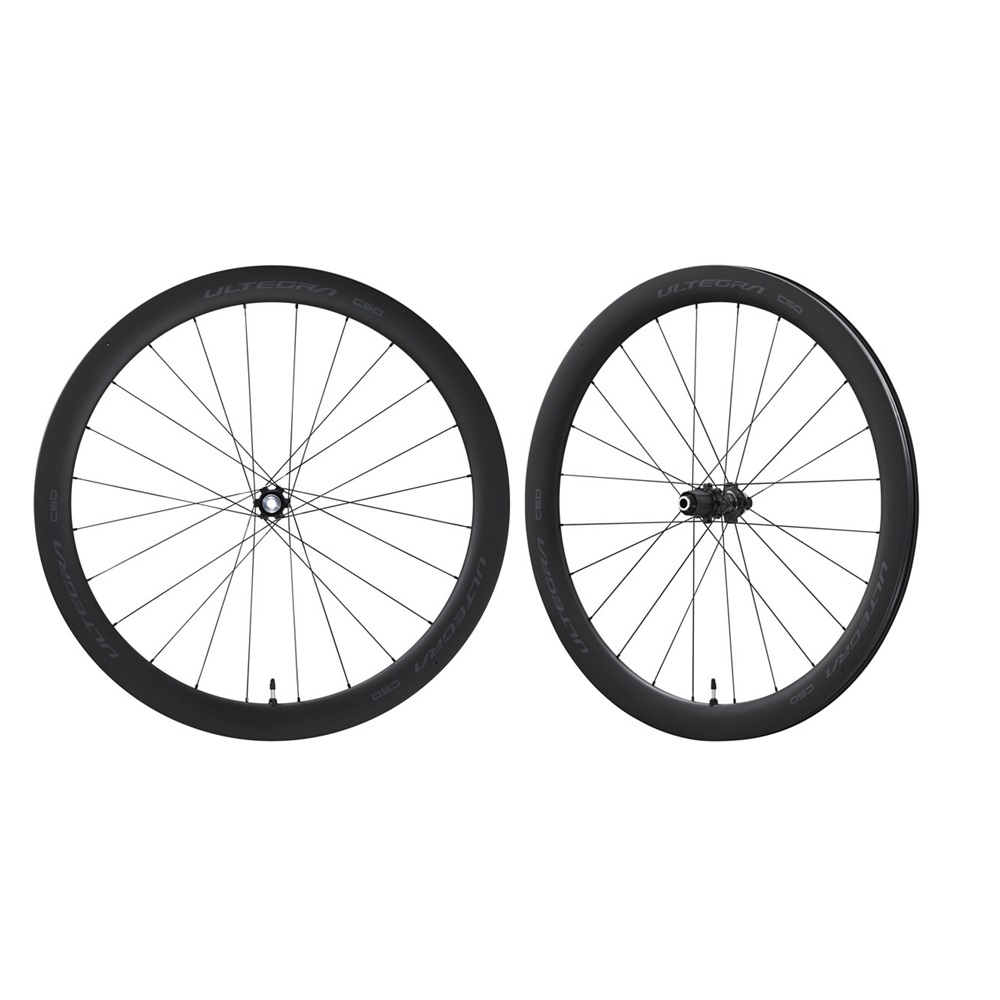 WH-R8170-C50-TL-Par Två svarta Shimano Ultegra WH-R8170-C50 hjul i kolfiber för racer- eller tävlingscyklar. Skarp fokus och ljusa toner framhäver detaljer och material, med varumärket tydligt synligt.