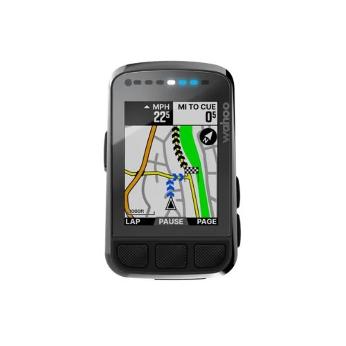 Den detaljerade bilden visar en Wahoo Elemnt Bolt V2 GPS-enhet med en tydlig skärm som visar navigationsdata och kartor i bra belysning och med fokus på detaljer.