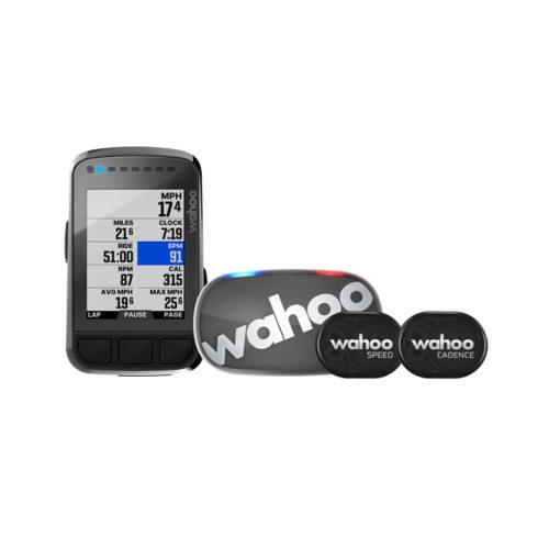 Produktbild av GPS Wahoo Elemnt Bolt V2 Bundle. En cykeldator med tillbehör: hastighets- och kadenssensorer, samt ett pulsband. Atmosfären är teknisk och modern med stark belysning.