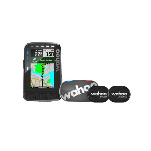 Produktdetaljbild visar cykeldatorn Wahoo Elemnt Roam V2 Bundle med skärm som visar GPS-navigering och tillbehör som hastighets- och kadenssensorer mot en neutral bakgrund under stark belysning.
