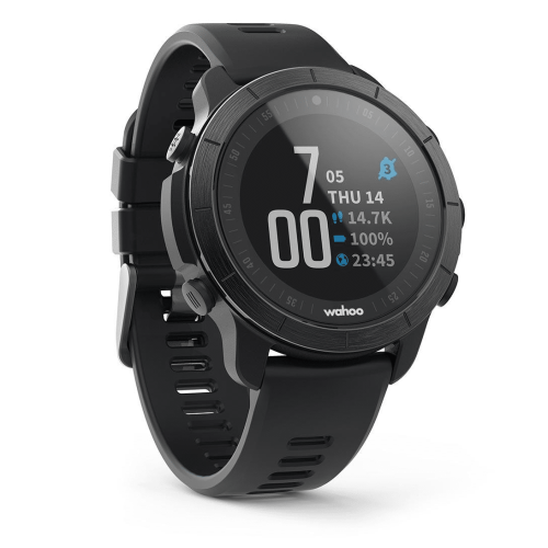 Wahoo Elemnt Rival Multisport GPS klocka i stealth grey har en rund skärm som visar tid, datum, steg, batterinivå och meddelanden. Den har ett silikonband och är fotograferad i en vinkel mot en vit bakgrund.