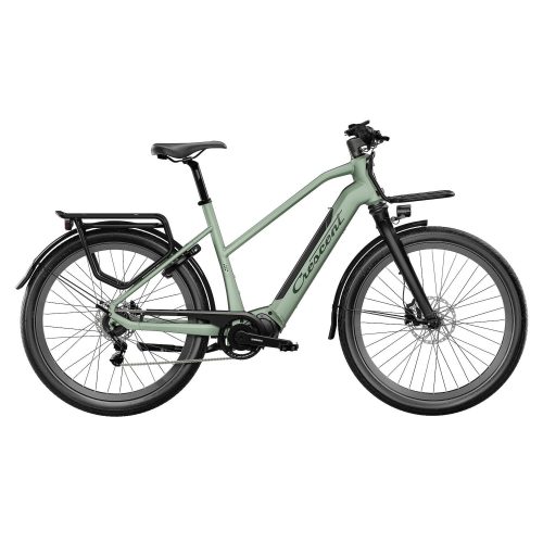 En mattgrön elcykel med genomgående ram, fram- och bakskärmar, lasthållare bak, svart sadel och rakt styre, visad i profil mot en vit bakgrund.