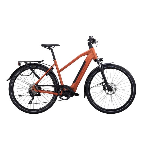 En orange elcykel med svart sadel, svart styre, fram- och bakskärmar, lasthållare bak och skivbromsar, sedd från sidan mot en vit bakgrund.