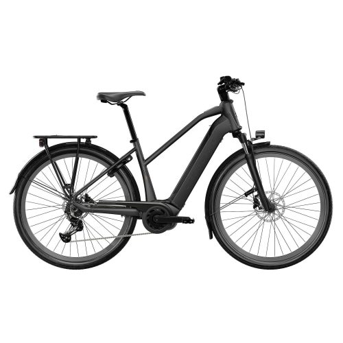 En svart elcykel med genomgående ram, pakethållare bak, framgaffel med fjädring, skivbromsar och rakt styre, sedd från sidan mot en vit bakgrund.