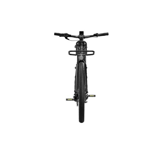 Framifrån på en svart cykel med pakethållare, synligt styre, framhjul och pedaler, fotograferad mot en vit bakgrund.